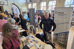 Zdjęcie przedstawia policjantów podczas Targów Pracy i Edukacji