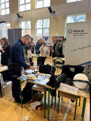 Zdjęcie przedstawia policjantów podczas Targów Pracy i Edukacji
