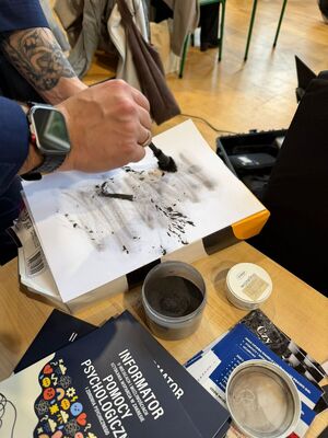 Zdjęcie przedstawia policjantów podczas Targów Pracy i Edukacji