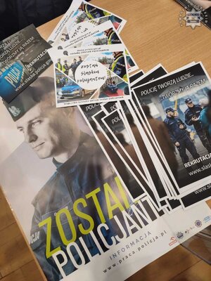 Zdjęcie przedstawia policjantów podczas Targów Pracy i Edukacji