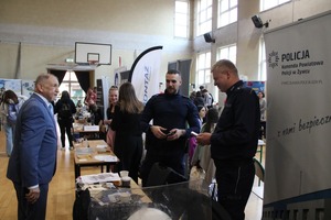 Zdjęcie przedstawia policjantów podczas Targów Pracy i Edukacji