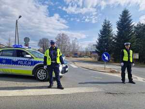 Zdjęcie przedstawia policjantów podczas zabezpieczenia 25. półmaratonu dookoła jeziora żywieckiego