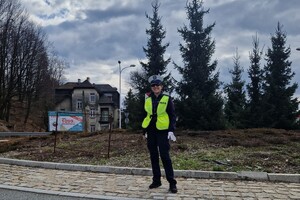 Zdjęcie przedstawia policjantów podczas zabezpieczenia 25. półmaratonu dookoła jeziora żywieckiego