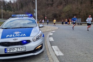 Zdjęcie przedstawia policjantów podczas zabezpieczenia 25. półmaratonu dookoła jeziora żywieckiego
