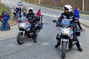 Zdjęcie przedstawia policjantów podczas zabezpieczenia 25. półmaratonu dookoła jeziora żywieckiego
