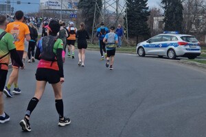 Zdjęcie przedstawia policjantów podczas zabezpieczenia 25. półmaratonu dookoła jeziora żywieckiego