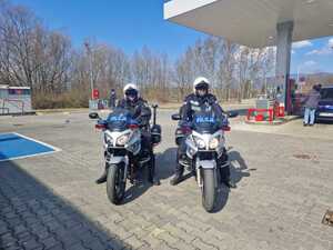 Zdjęcie przedstawia policjantów podczas zabezpieczenia 25. półmaratonu dookoła jeziora żywieckiego