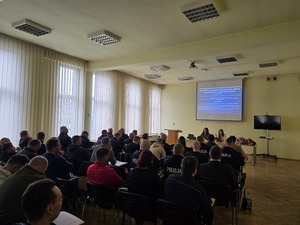 Zdjęcie przedstawia uczestników szkolenia w Komendzie Powiatowej Policji w Żywcu