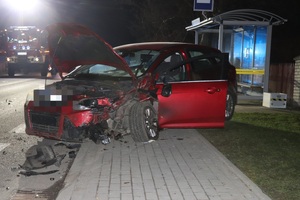 Zdjęcie przedstawia wypadek drogowy z udziałem osobowego Forda, busa marki Fiat
