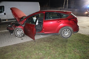Zdjęcie przedstawia wypadek drogowy z udziałem osobowego Forda, busa marki Fiat