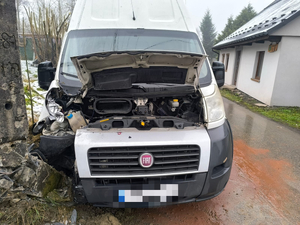 Zdjęcie przedstawia samochód Fiat Ducato po kolizji ze słupem energetycznym