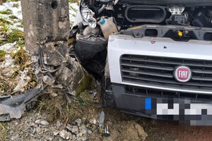 Zdjęcie przedstawia samochód Fiat Ducato po kolizji ze słupem energetycznym