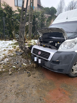 Zdjęcie przedstawia samochód Fiat Ducato po kolizji ze słupem energetycznym