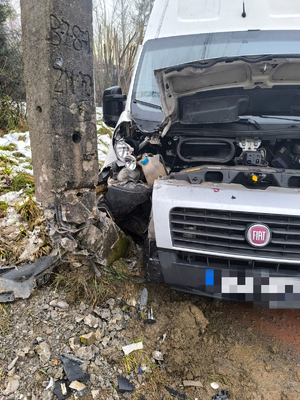Zdjęcie przedstawia samochód Fiat Ducato po kolizji ze słupem energetycznym