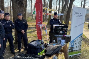 Zdjęcie przedstawia policjantów podczas dnia wolontariatu