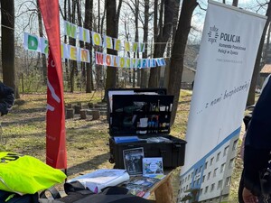 Zdjęcie przedstawia policjantów podczas dnia wolontariatu