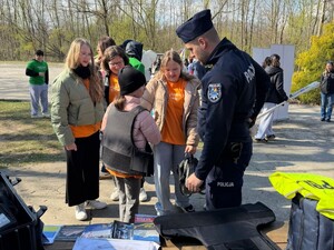 Zdjęcie przedstawia policjantów podczas dnia wolontariatu