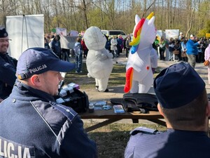 Zdjęcie przedstawia policjantów podczas dnia wolontariatu