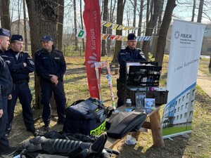 Zdjęcie przedstawia policjantów podczas dnia wolontariatu