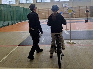 Zdjęcie przedstawia policjantów i uczestników powiatowego turnieju bezpieczeństwa w ruchu drogowym