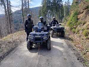 Zdjęcie przedstawia policjantów podczas działań quad