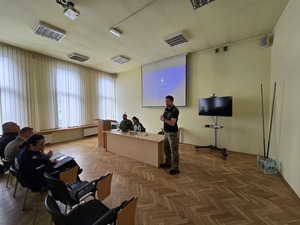 Zdjęcie przedstawia funkcjonariuszy Placówki Straży Granicznej oraz policjantów z Komendy Powiatowej Policji w Żywcu podczas szkolenia przeprowadzanego przez straż graniczną