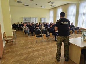 Zdjęcie przedstawia funkcjonariuszy Placówki Straży Granicznej oraz policjantów z Komendy Powiatowej Policji w Żywcu podczas szkolenia przeprowadzanego przez straż graniczną