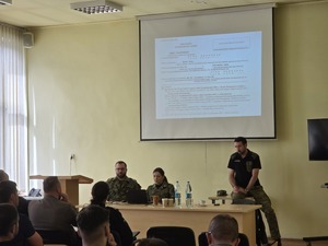 Zdjęcie przedstawia funkcjonariuszy Placówki Straży Granicznej oraz policjantów z Komendy Powiatowej Policji w Żywcu podczas szkolenia przeprowadzanego przez straż graniczną