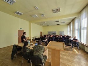 Zdjęcie przedstawia funkcjonariuszy Placówki Straży Granicznej oraz policjantów z Komendy Powiatowej Policji w Żywcu podczas szkolenia przeprowadzanego przez straż graniczną