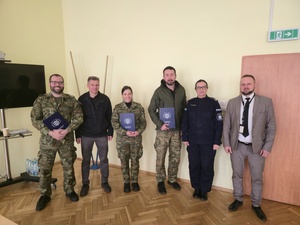 Zdjęcie przedstawia funkcjonariuszy Placówki Straży Granicznej oraz policjantów z Komendy Powiatowej Policji w Żywcu podczas szkolenia przeprowadzanego przez straż graniczną