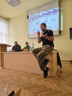 Zdjęcie przedstawia funkcjonariusza Straży Granicznej podczas szkolenia policjantów z Komendy Powiatowej Policji w Żywcu