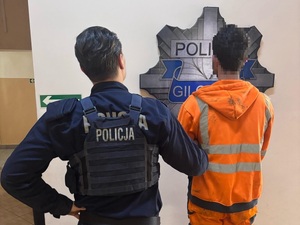 zdjęcie kolorowe, policjant z zatrzymanym