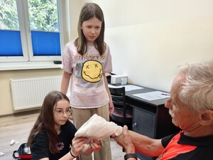 Zdjęcie przedstawia uczestników Turnieju Bezpieczeństwa w Ruchu Drogowym podczas konkurencji z pierwszej pomocy