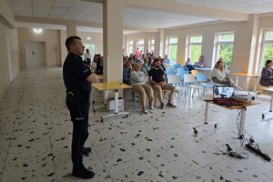 Zdjęcie przedstawia policjantów z Komendy Powiatowej Policji w Żywcu podczas szkolenia personelu Beskidzkiego Centrum Zdrowia Psychicznego