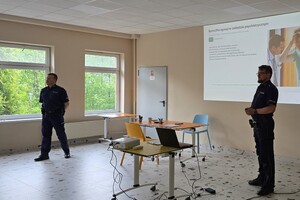 Zdjęcie przedstawia policjantów z Komendy Powiatowej Policji w Żywcu podczas szkolenia personelu Beskidzkiego Centrum Zdrowia Psychicznego