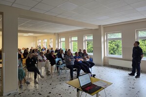 Zdjęcie przedstawia policjantów z Komendy Powiatowej Policji w Żywcu podczas szkolenia personelu Beskidzkiego Centrum Zdrowia Psychicznego