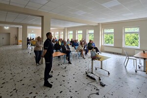 Zdjęcie przedstawia policjantów z Komendy Powiatowej Policji w Żywcu podczas szkolenia personelu Beskidzkiego Centrum Zdrowia Psychicznego
