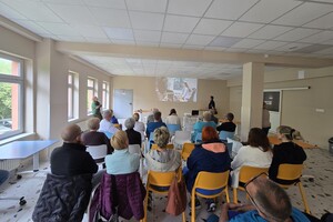 Zdjęcie przedstawia policjantów z Komendy Powiatowej Policji w Żywcu podczas szkolenia personelu Beskidzkiego Centrum Zdrowia Psychicznego