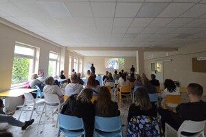 Zdjęcie przedstawia policjantów z Komendy Powiatowej Policji w Żywcu podczas szkolenia personelu Beskidzkiego Centrum Zdrowia Psychicznego