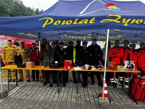 Zdjęcie przedstawia przedstawicieli Policji, Straży Pożarnej, Straży Granicznej, Ratowników Medycznych i uczestników Żywieckich Dni Bezpieczeństwa w Ruchu Drogowym