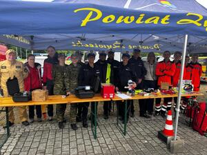 Zdjęcie przedstawia przedstawicieli Policji, Straży Pożarnej, Straży Granicznej, Ratowników Medycznych i uczestników Żywieckich Dni Bezpieczeństwa w Ruchu Drogowym
