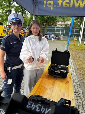 Zdjęcie przedstawia przedstawicieli Policji, Straży Pożarnej, Straży Granicznej, Ratowników Medycznych i uczestników Żywieckich Dni Bezpieczeństwa w Ruchu Drogowym