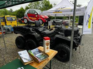 Zdjęcie przedstawia przedstawicieli Policji, Straży Pożarnej, Straży Granicznej, Ratowników Medycznych i uczestników Żywieckich Dni Bezpieczeństwa w Ruchu Drogowym