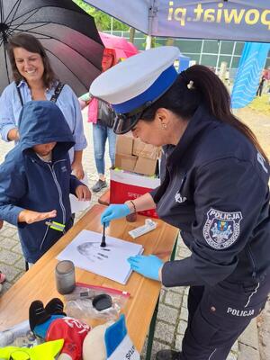 Zdjęcie przedstawia przedstawicieli Policji, Straży Pożarnej, Straży Granicznej, Ratowników Medycznych i uczestników Żywieckich Dni Bezpieczeństwa w Ruchu Drogowym