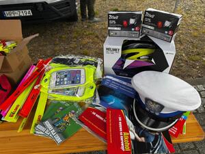 Zdjęcie przedstawia przedstawicieli Policji, Straży Pożarnej, Straży Granicznej, Ratowników Medycznych i uczestników Żywieckich Dni Bezpieczeństwa w Ruchu Drogowym