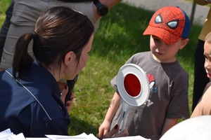 Zdjęcie przedstawia policjantów podczas pikniku z okazji dnia dziecka