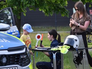 Zdjęcie przedstawia policjantów podczas pikniku z okazji dnia dziecka