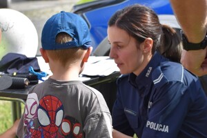 Zdjęcie przedstawia policjantów podczas pikniku z okazji dnia dziecka