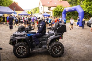 Zdjęcie przedstawia uczestników i organizatorów Siódmego Wojewódzkiego Półmaratonu Górskiego o Puchar Komendanta Wojewódzkiego Policji w Katowicach