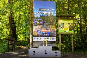 Zdjęcie przedstawia uczestników i organizatorów Siódmego Wojewódzkiego Półmaratonu Górskiego o Puchar Komendanta Wojewódzkiego Policji w Katowicach